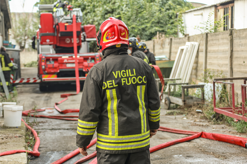Incendio di sterpaglie a Sesto Fiorentino
