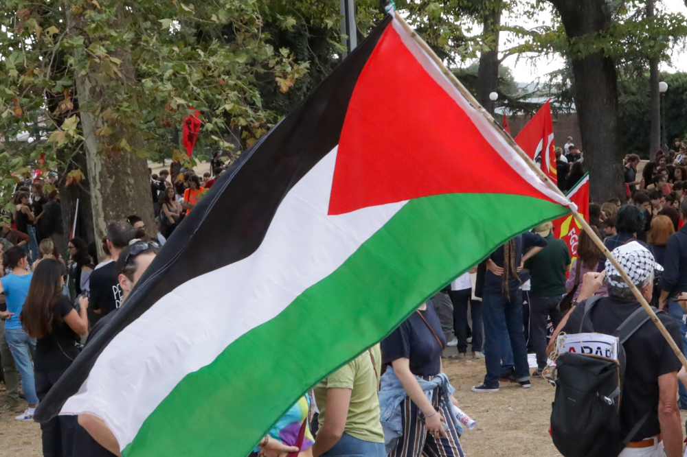 Bandiere e cori pro Palestina alla cerimonia della Liberazione