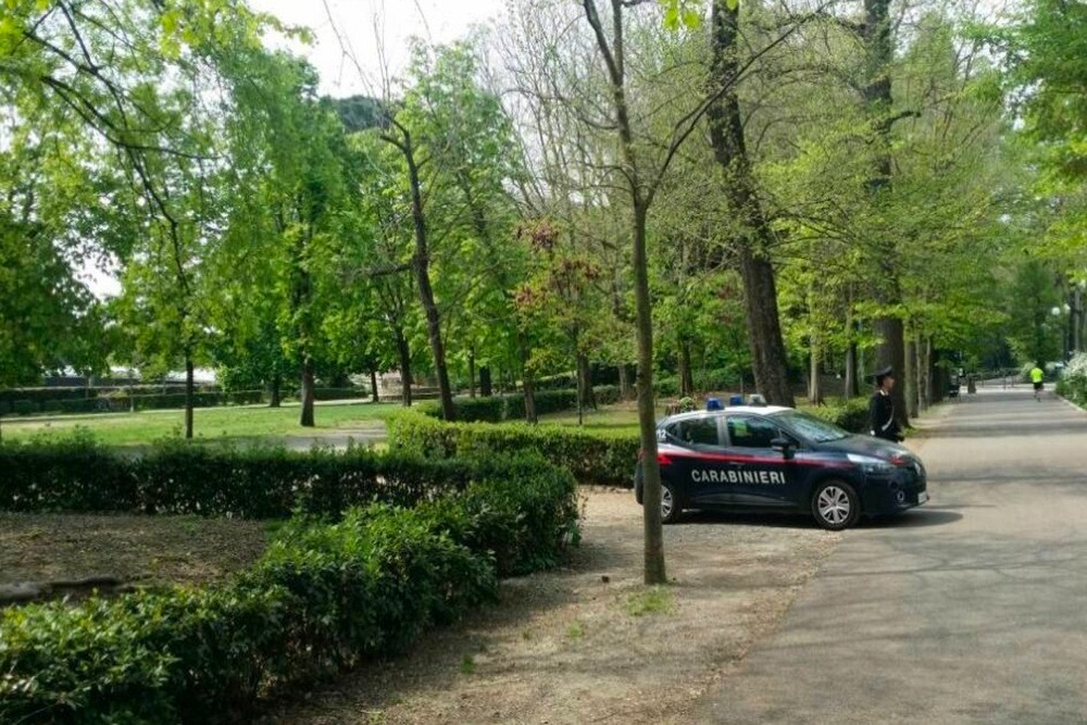 Aggredito con un'arma da taglio, uomo crolla a terra alle Cascine