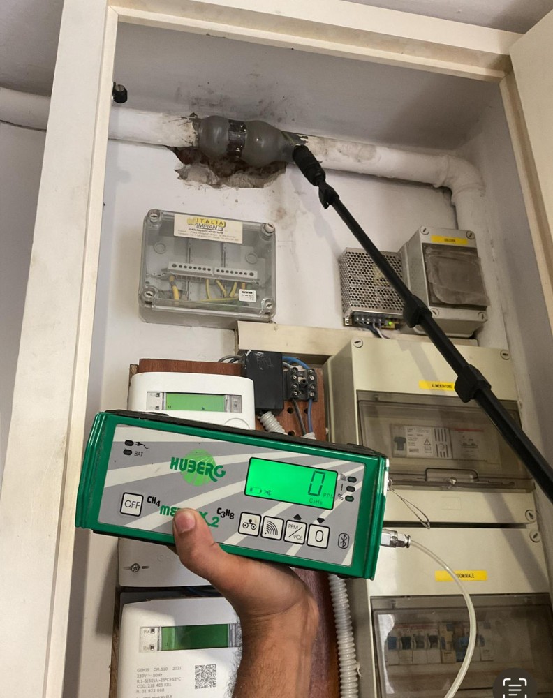 Firenze Manutenzioni, intervento 'chirurgico' in via Zanella: operai sigillano fuga di gas a 40 gradi senza interruzioni