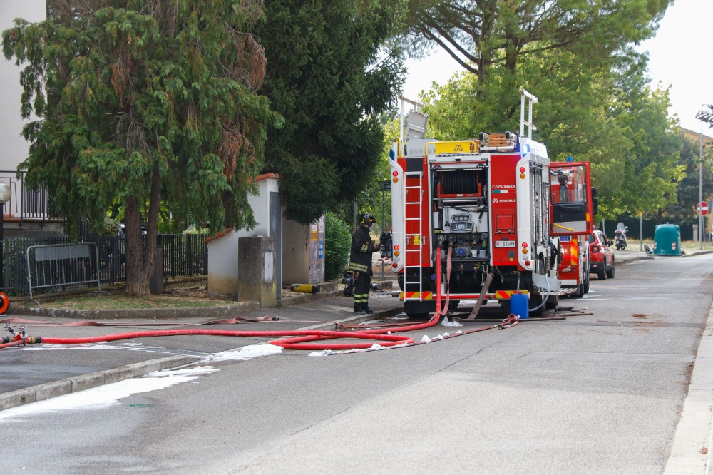 A fuoco plastiche in fabbrica: colpo di calore per pompiere