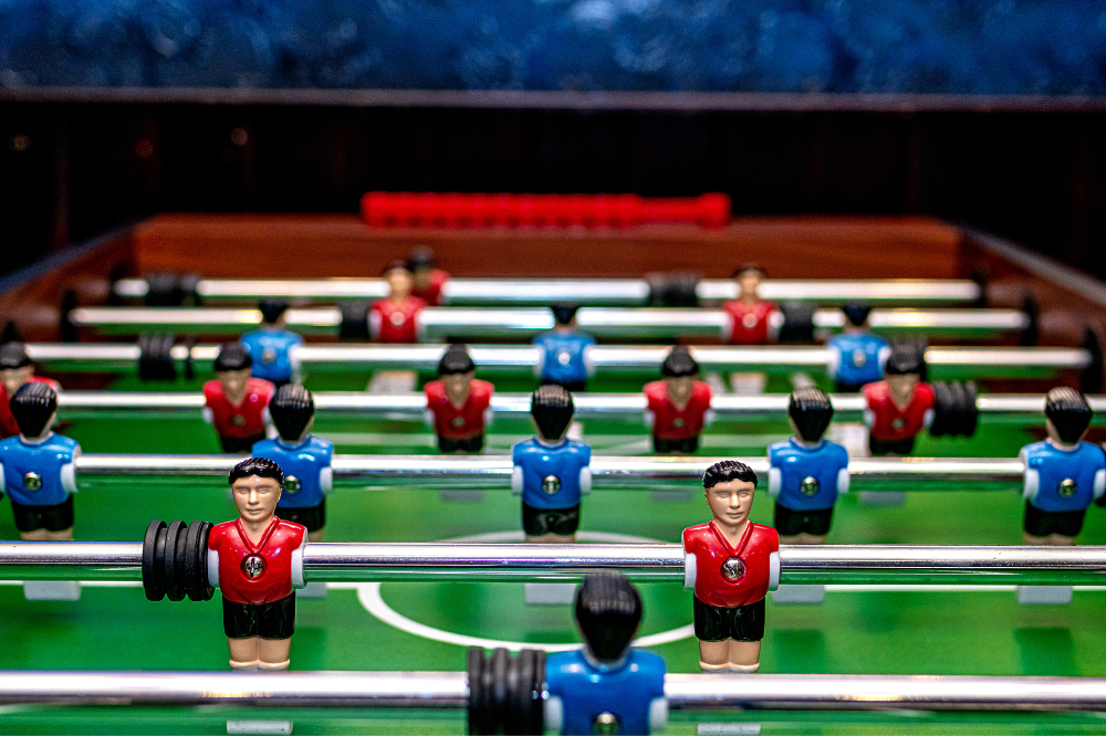 Una partita a biliardino contro la dipendenza da gioco d’azzardo