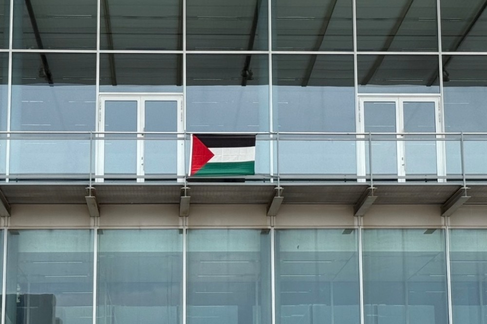 Scandicci, esposta la bandiera palestinese sull’Auditorium: “Un appello per il cessate il fuoco”