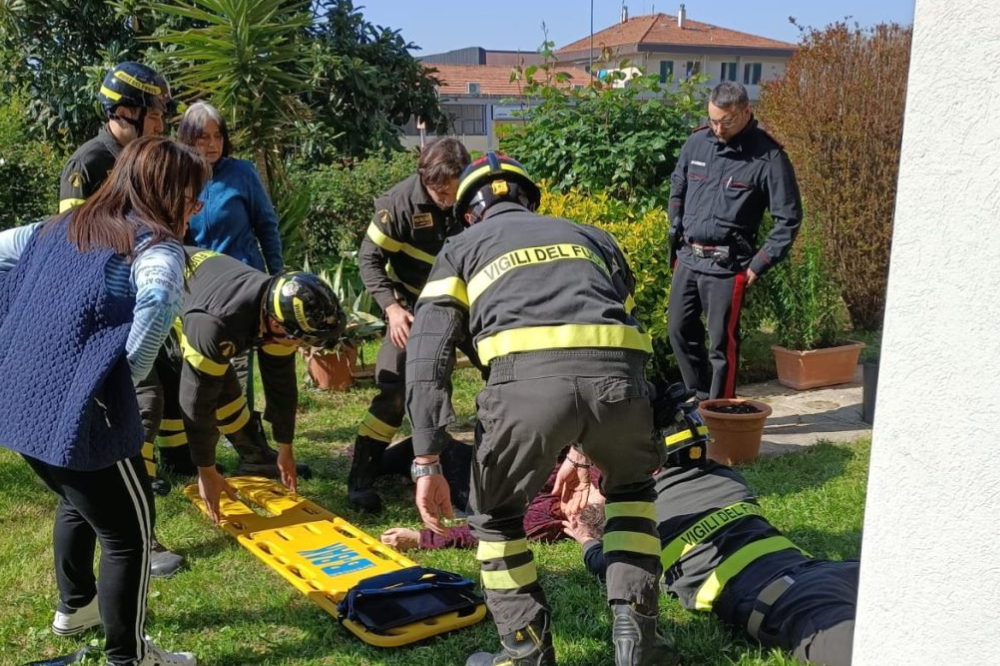Montemurlo, si sgretola un tombino e una donna precipita nella fossa biologica