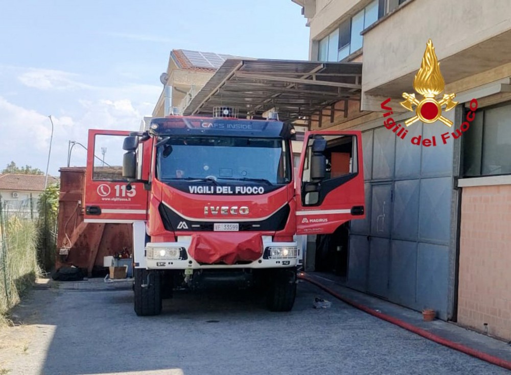 Doppio incendio in discoteca a Firenze: fiamme sul tetto e porta esterna