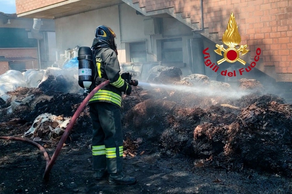 AGGIORNATA - Incendio al Viper Theatre: Asl e Arpat invitano a tenere finestre chiuse ed evitare attività all'aperto