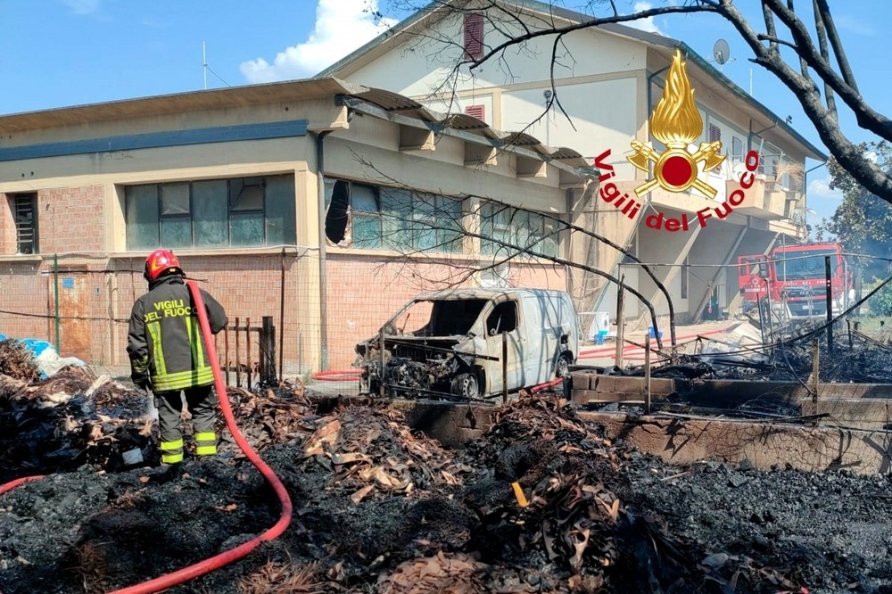 AGGIORNATA - Viper Theatre, la nota: 'Danni ingenti, fiamme nate dall'esterno'