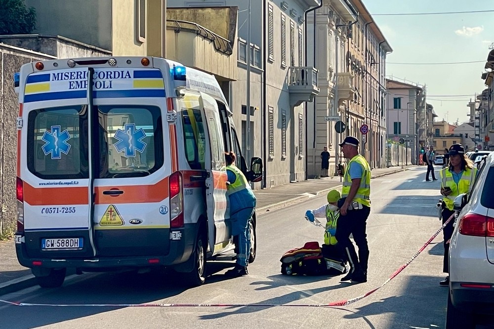 Bimbo nasce in auto: ambulanza in arrivo ha un incidente