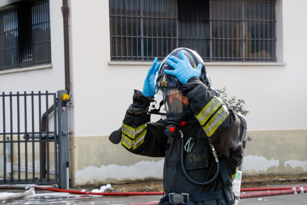 Auto in fiamme in garage: malore per vigile fuoco