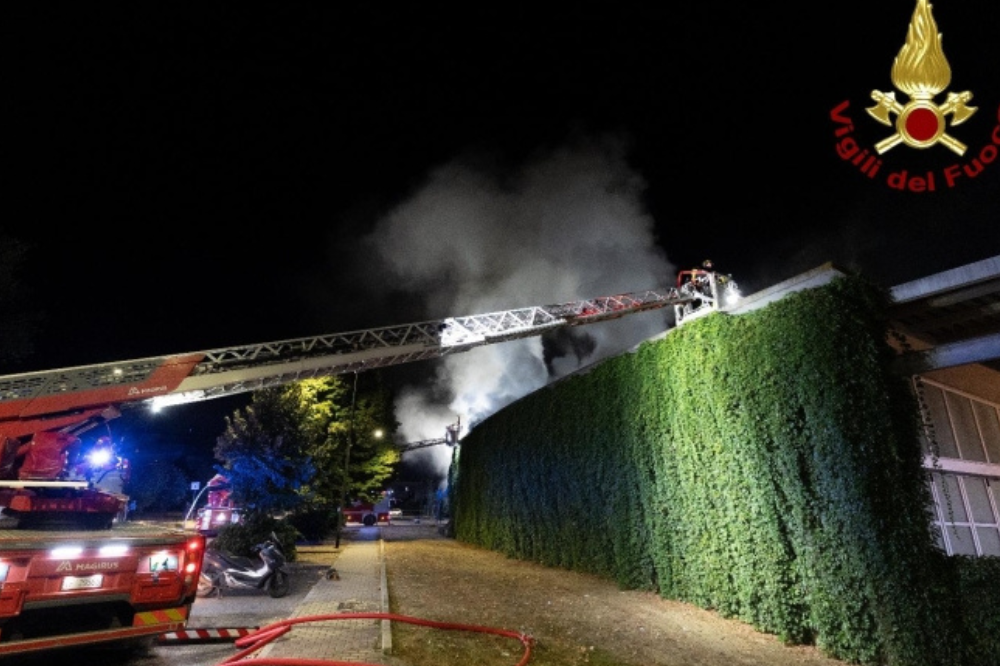 Spento l'incendio al Viper, il Comune revoca il divieto