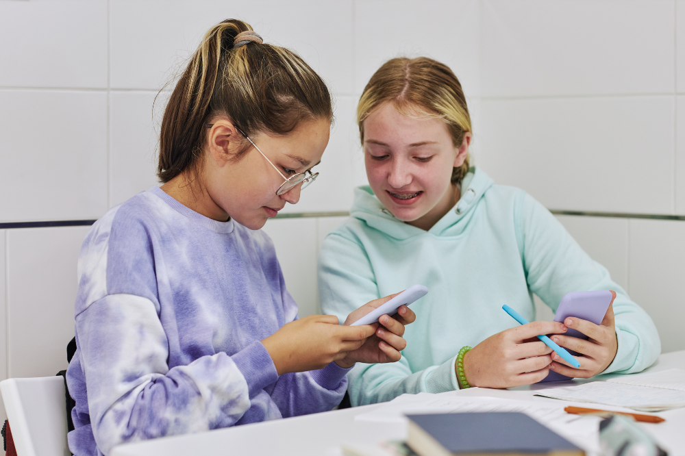 Ritorno a scuola con la stretta sull’uso dei telefoni