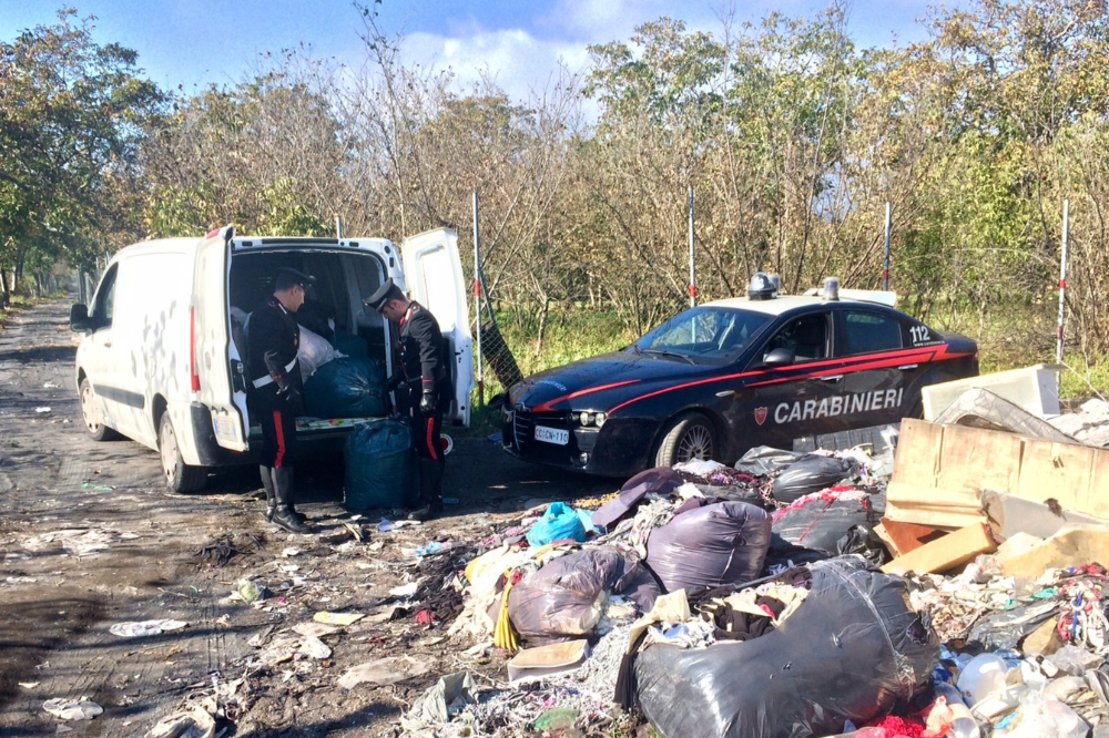 Cittadino fa scoprire un camion con rifiuti tessili a Carmignano