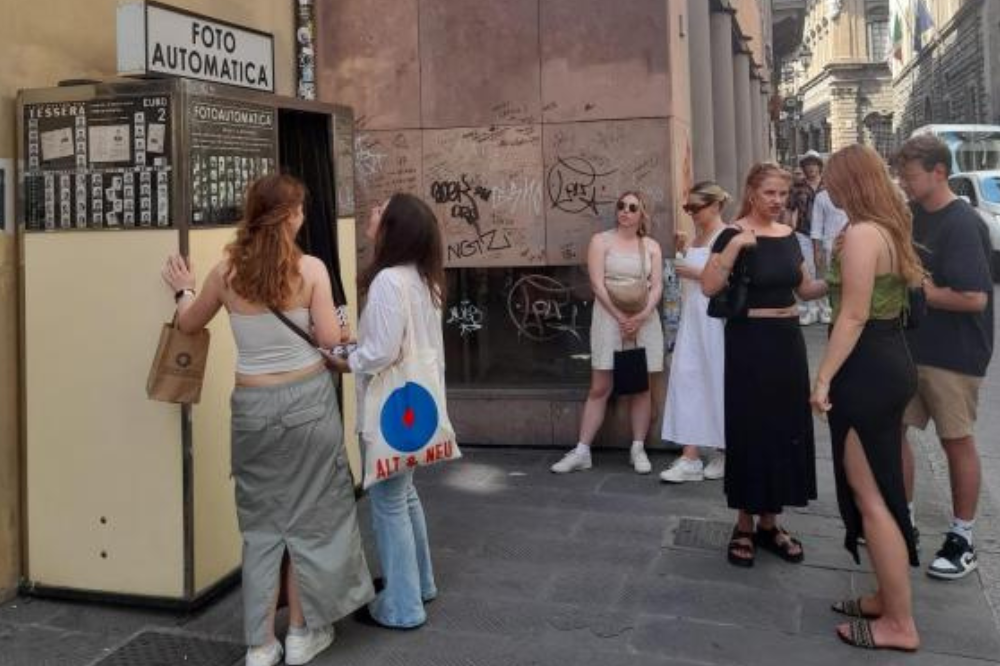 Fotocabine vintage a Firenze, il fascino del bianco e nero conquista i turisti