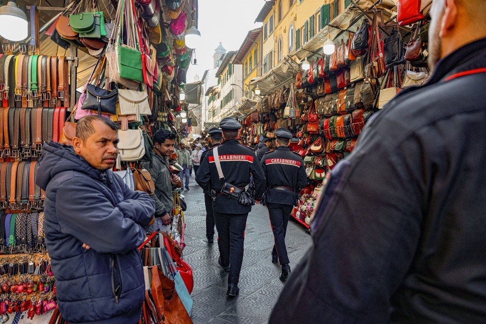 A Firenze multato banco con grembiuli a effigie di Mussolini