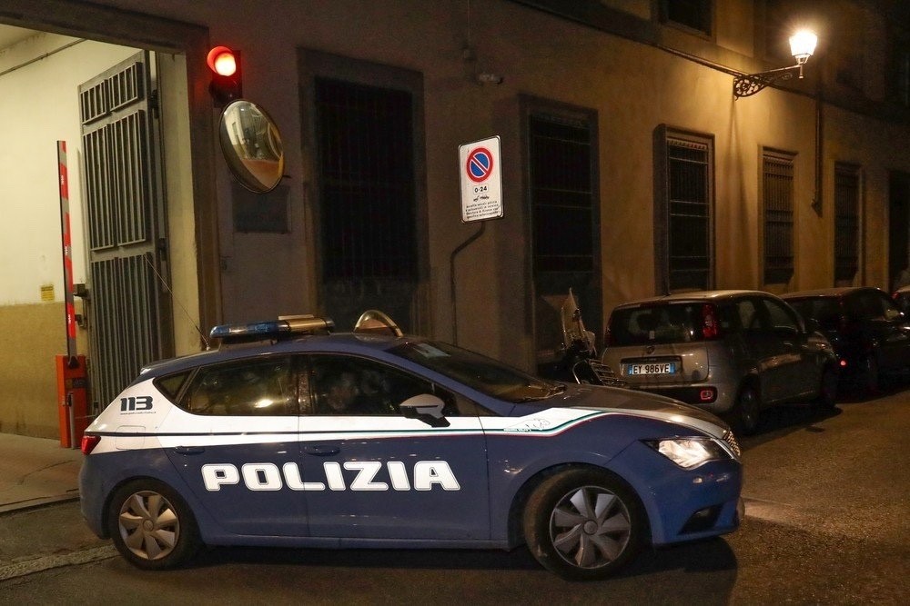 Firenze, rissa in viale Don Minzoni: 37enne aggredisce passanti e danneggia un hotel