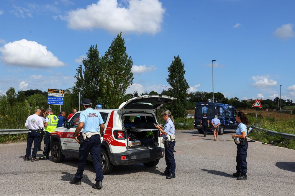 Incidente in viale Etruria, auto si ribalta: traffico bloccato verso Firenze