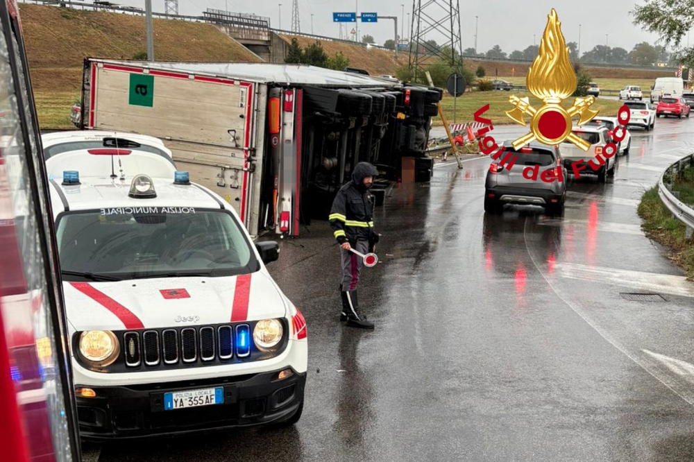 Camion si ribalta e finisce su un'auto a Empoli, 2 feriti gravi