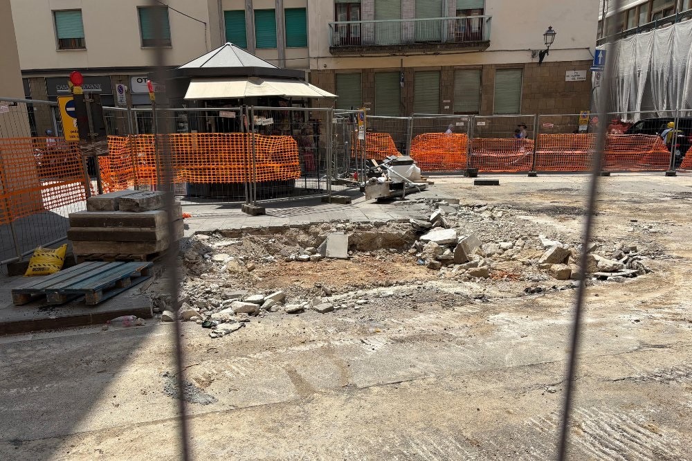 Via Pietrapiana tra cantieri e strisce: il caos continua
