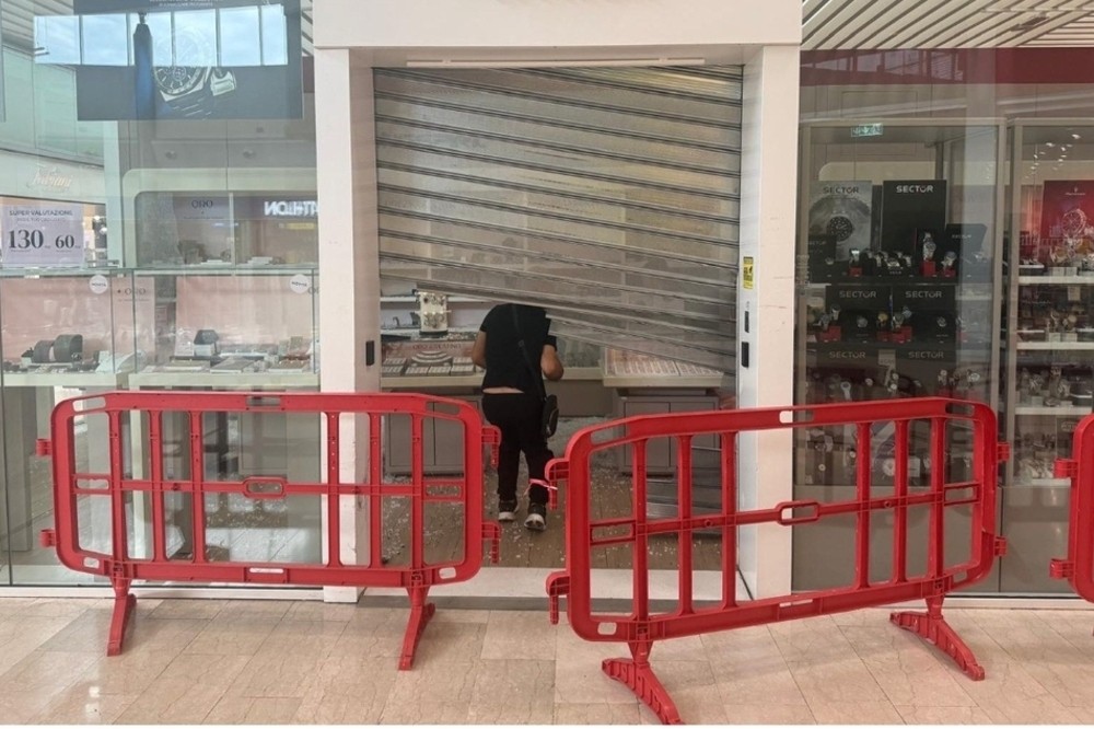 Furto in gioielleria al centro commerciale di Sesto Fiorentino: non chiaro l’ammontare della refurtiva