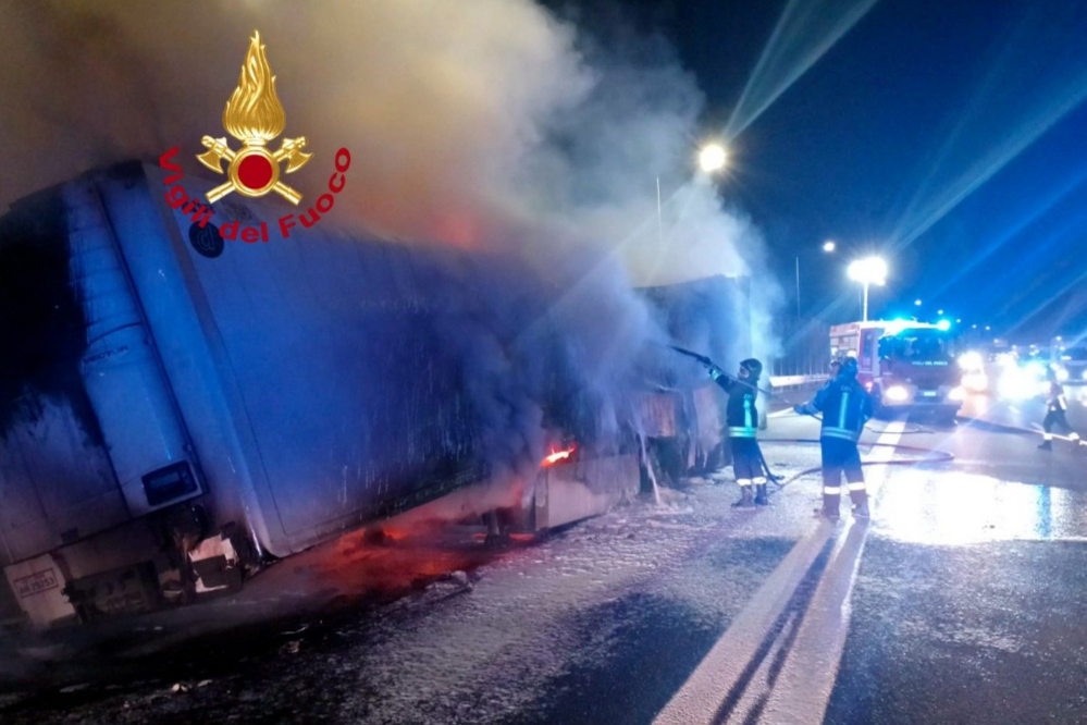 Incendio su un camion di pomodori sull’A1 tra Incisa Reggello e Firenze Sud