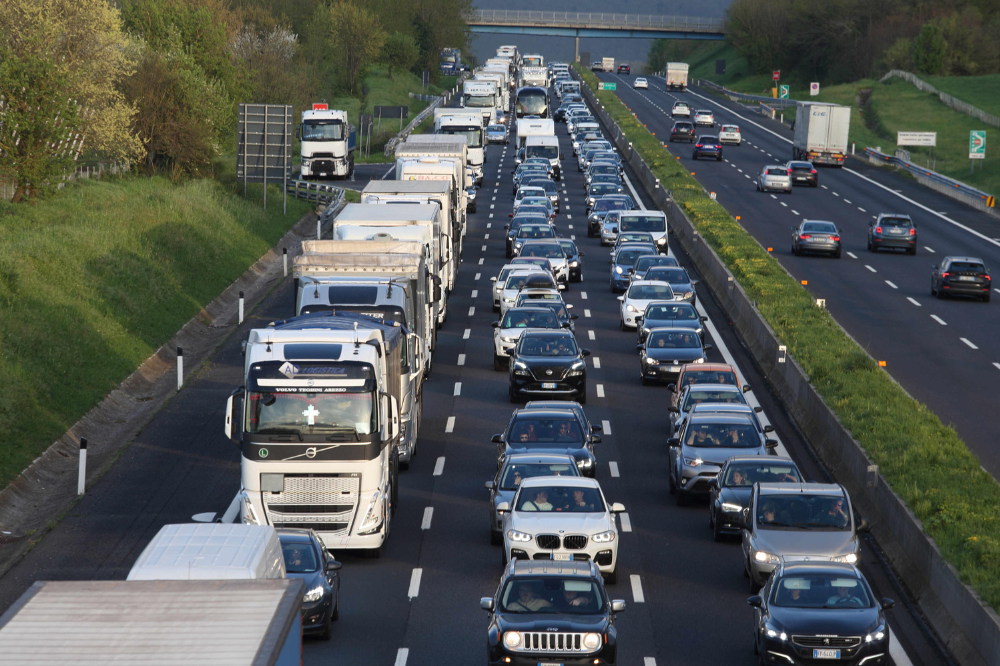 Tir in fiamme nella galleria Sparvo, chiuso tratto dell’A1 Direttissima verso Firenze
