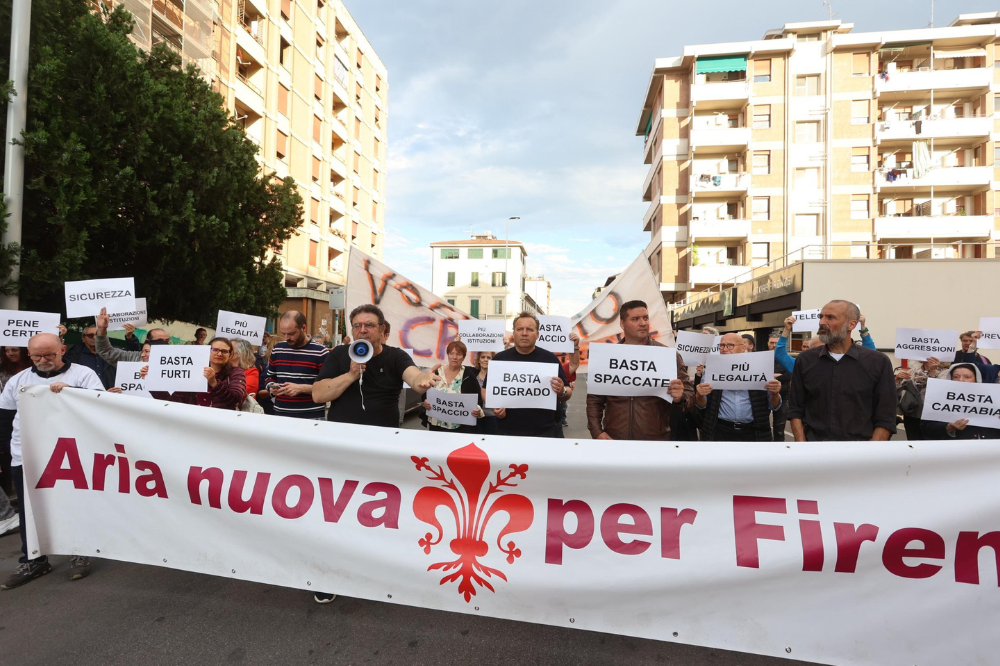 Cittadini in piazza per la sicurezza, in centinaia a Santa Maria Novella