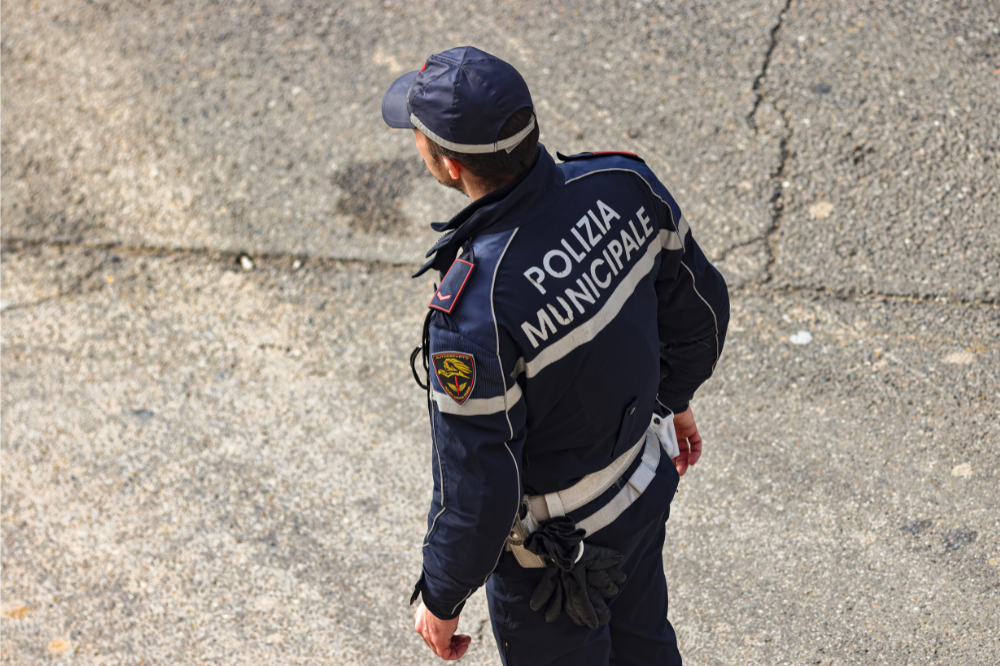 Aggredisce la moglie in strada ma viene fermato dalla Polizia Municipale 