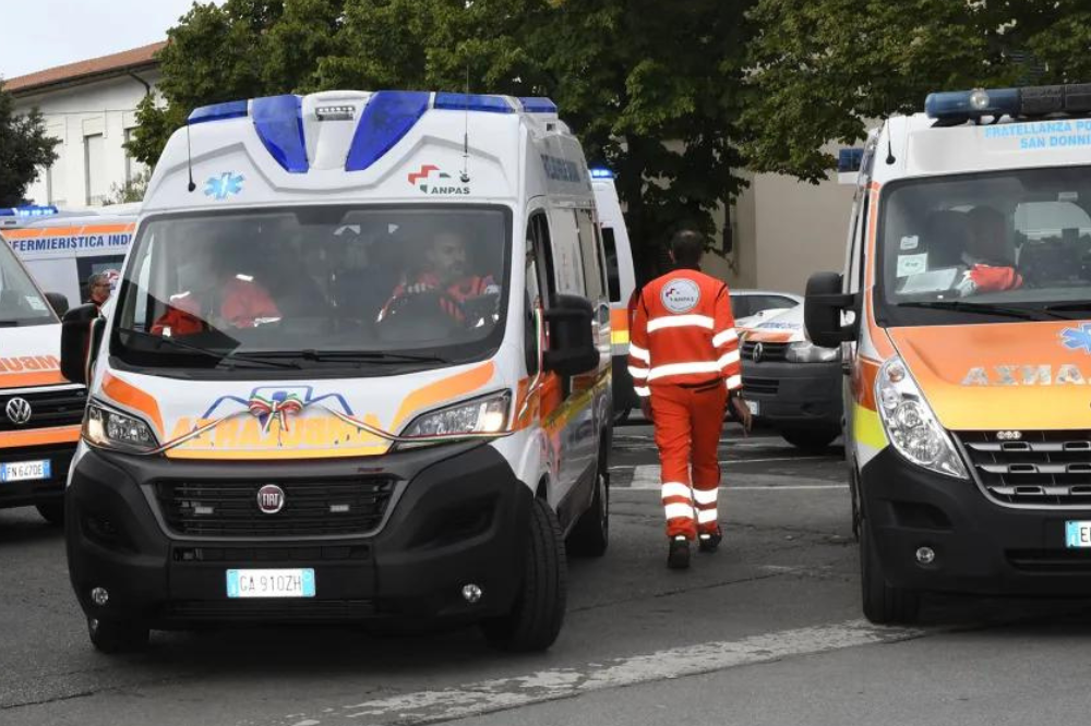 Contromano sul raccordo autostradale, ambulanza lo blocca