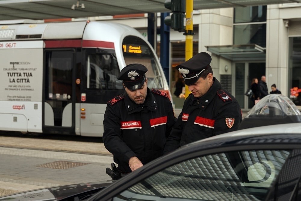 Salgono sulla tramvia ma prima di timbrare vengono disturbate da un uomo: multate