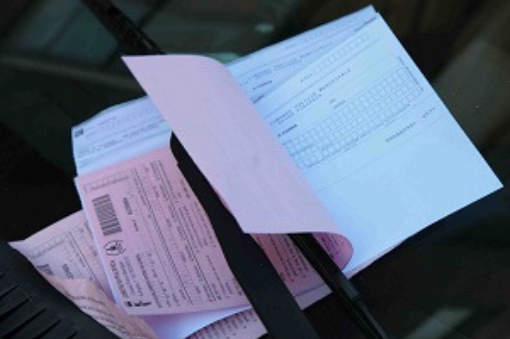 Firenze, allarme falsi verbali: truffa sulle auto in sosta