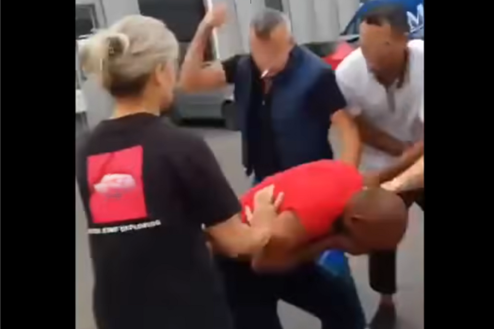 Centinaia le persone che hanno sfilato a Prato contro lo sfruttamento nella filiera della moda