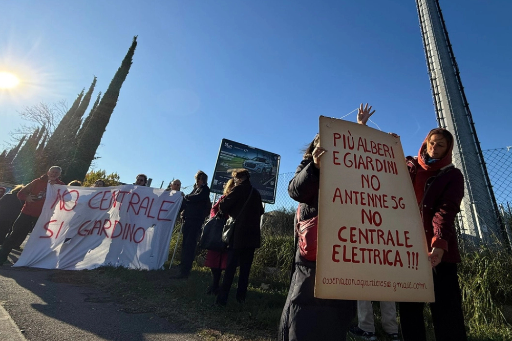 Contro la cabina elettrica al Sodo scendono in piazza i cittadini
