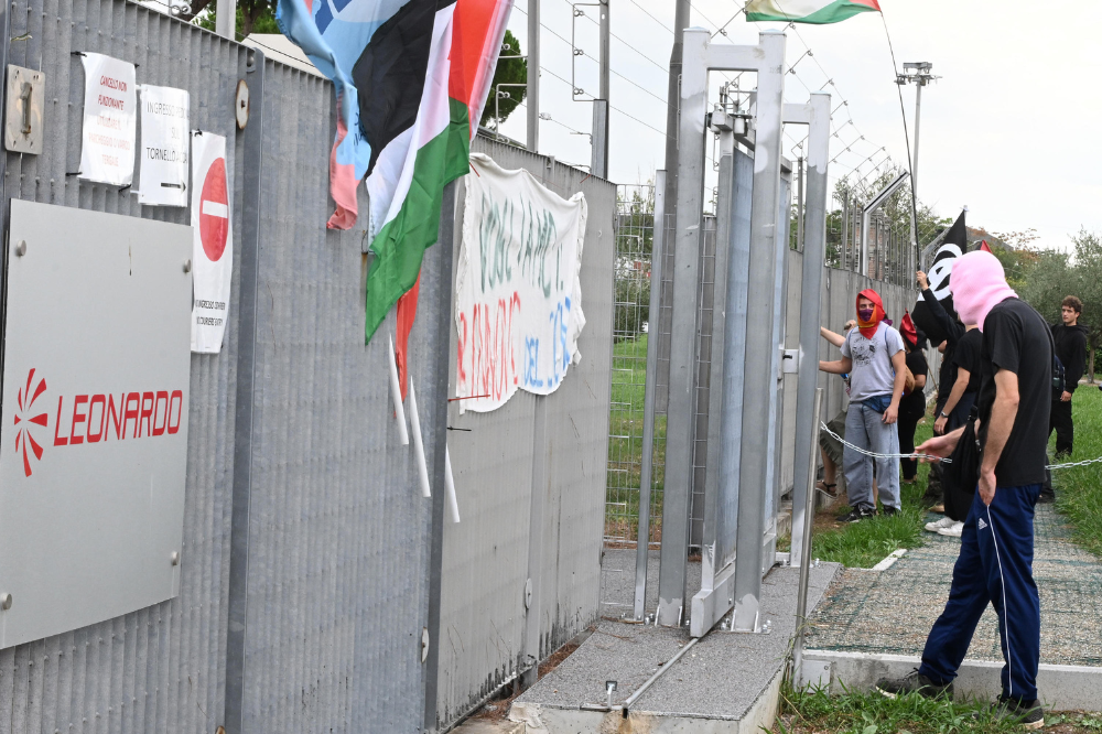 Corteo pro Gaza nel Fiorentino, sassi contro la Leonardo