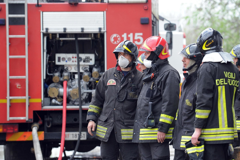 A fuoco sacchi di spazzatura messi sotto le auto a Empoli
