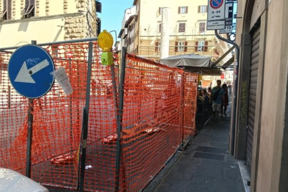 In piazza San Felice restano le recinzioni ma i lavori sembrano essere fermi