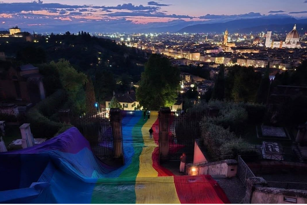 Una bandiera di pace a San Miniato al Monte: terminato 'Il Cammino della Pace'