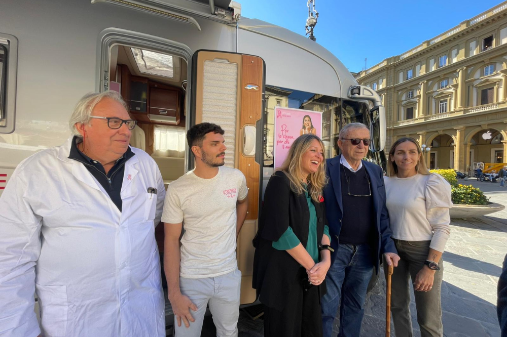 Iniziata da Piazza della Repubblica la campagna nastro Rosa di Lilt Firenze