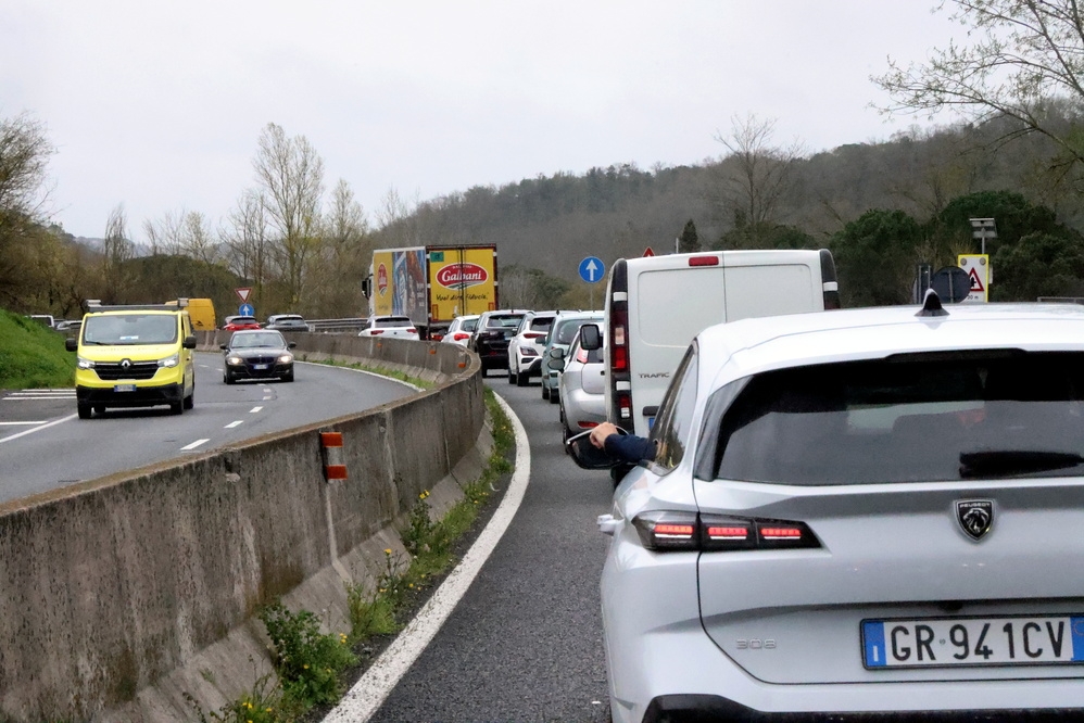 Camion contro guardrail in Fi-Pi-Li, 4 km di coda per ripristino