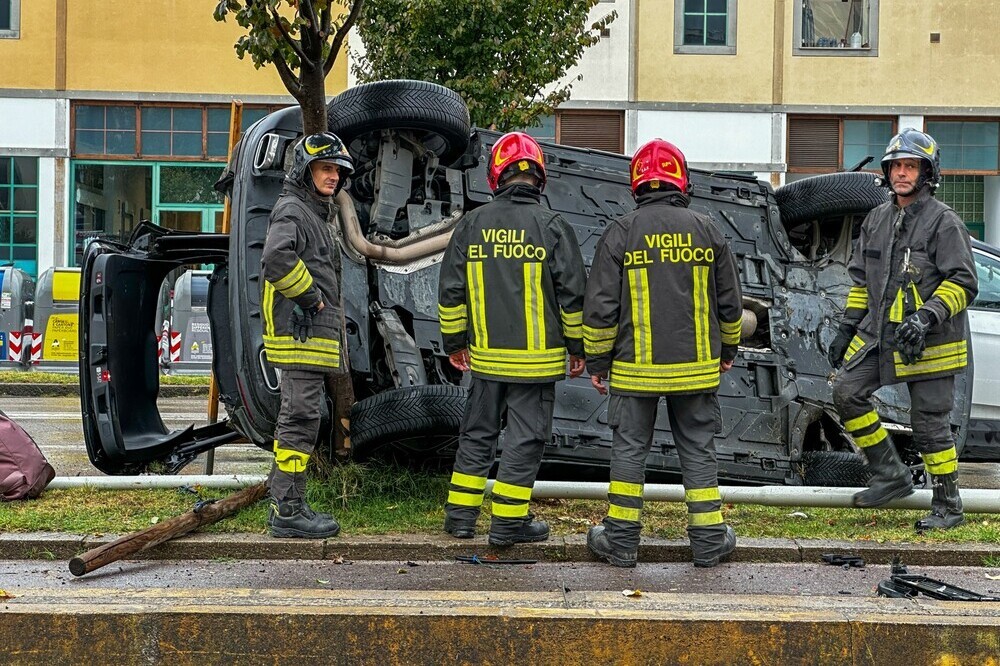 Incidente in A1: uno dei conducenti estratto dai Vigili del Fuoco