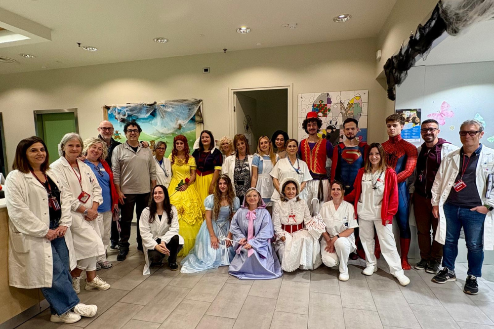 I supereroi in visita al reparto di Pediatria del Santo Stefano