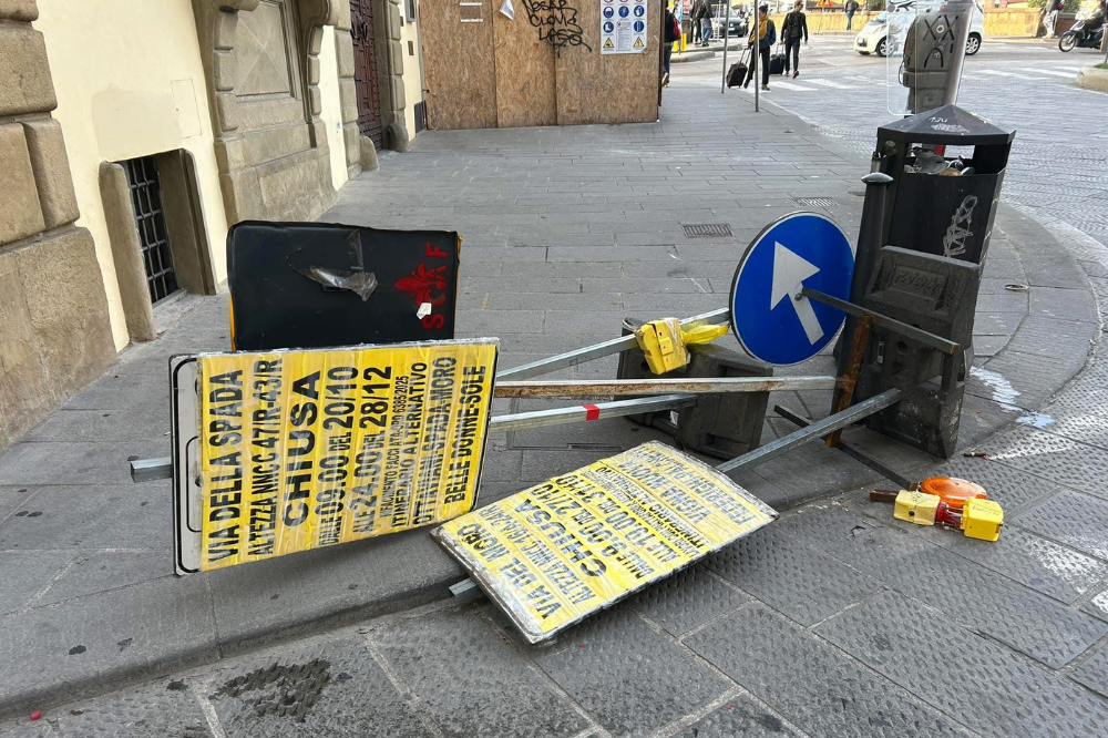 Cartelli abbandonati in centro, pericolo per i pedoni: “Lì da giorni, è assurdo”