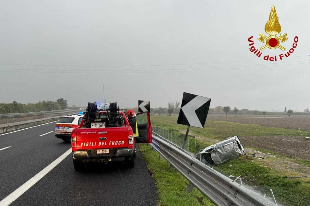 [AGGIORNATA] Con il van finisce in una scarpata nel tratto dell'A11, risolto l'incidente