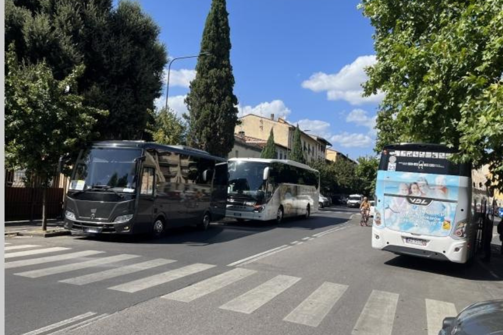 Bus turistici Firenze, stretta del Comune contro la sosta selvaggia