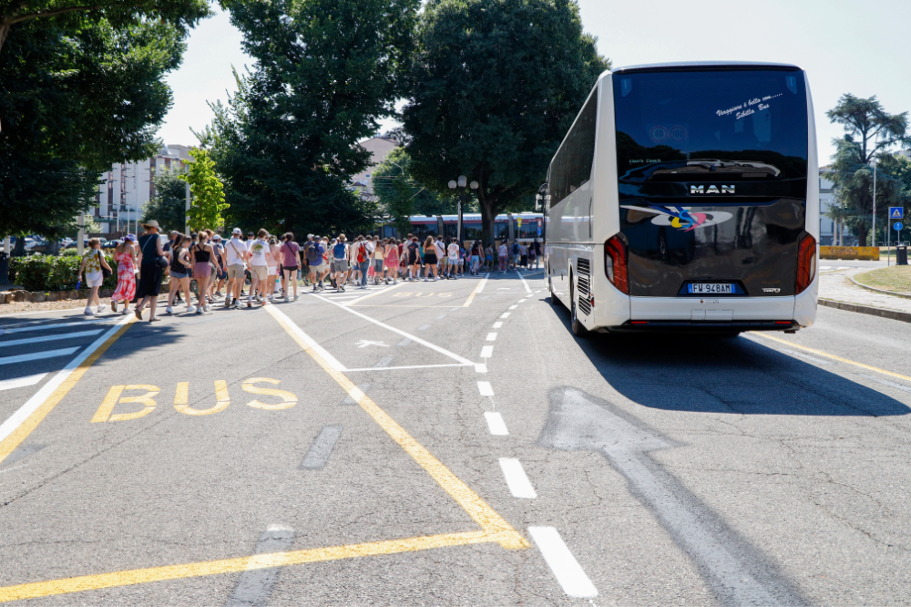 Il Comune vara la stretta contro la sosta selvaggia dei bus turistici