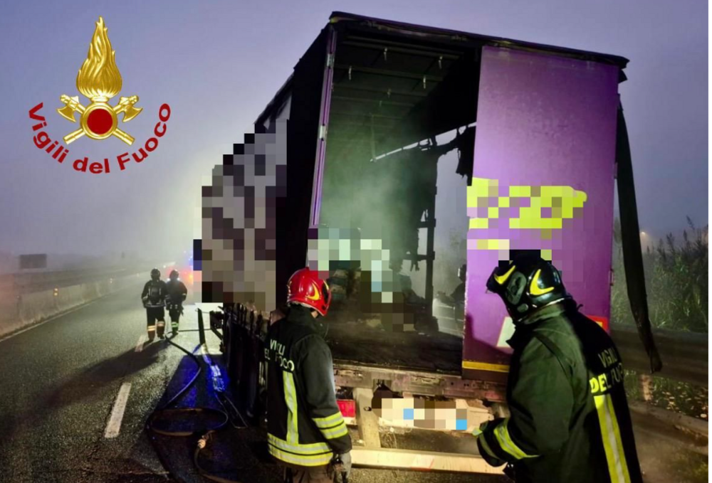 Camion in fiamme sulla Fi-Pi-Li tra Ponsacco e Pontedera: nessun ferito