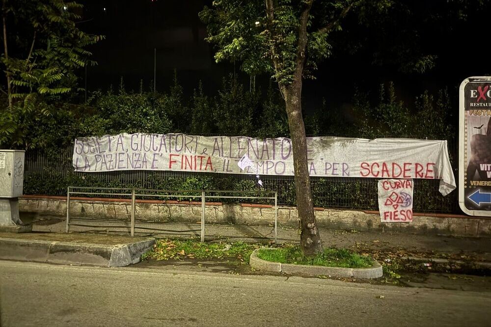 Fiorentina, contestazione nella notte: 'Società, giocatori e allenatore: la pazienza è finita'