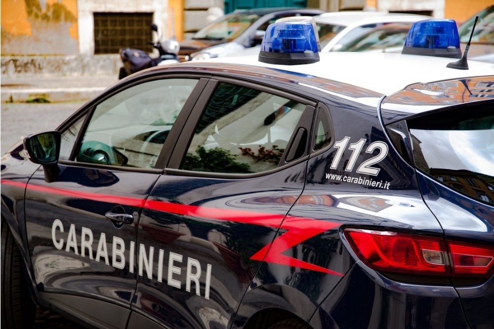 Sfonda i vetri di un'auto per rubare, arrestato un trentenne