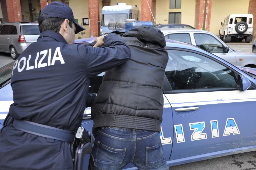 Minaccia vigilante con tombino, dopo essere stato scoperto a rubare
