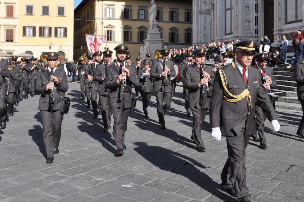 Firenze celebra il 4 Novembre: onori militari e omaggio ai Caduti in piazza dell’Unità