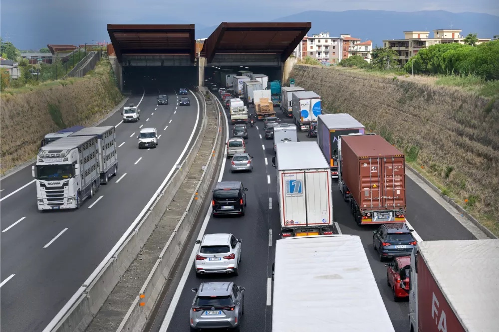 Fai: “Sospendere il test di divieto sorpasso Tir in A1 in Toscana”
